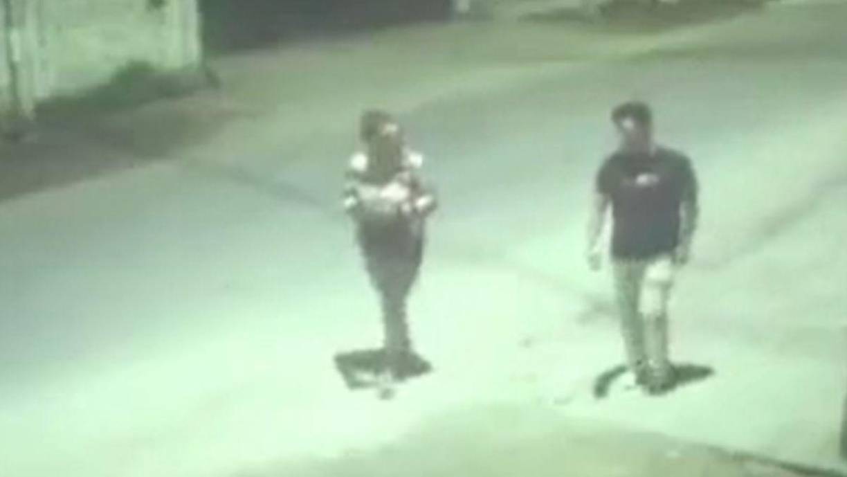 Se trata de una menor de edad de 17 años, de nacionalidad venezolana, que confesó el horrendo crimen y declaró que ella mantenía una relación con la víctima y con el victimario, por lo que este último, al descubrir lo que pasaba, se puso celoso y ordenó matar al joven, que según él, se interponía en su relación.