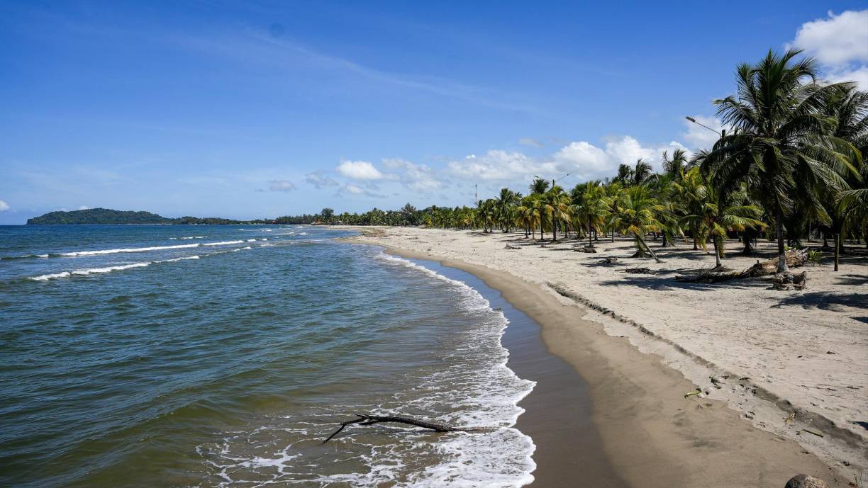 Tela se caracteriza por sus bellas e impresionantes playas. En la postal, se aprecia la belleza de las playas de La Ensenada. Además de las playas, en Tela se pueden realizar otras actividades al aire libre, como: Recorridos en barco, afting y tubing, buceo y esnórquel, así como visitas guiadas ecológicas.