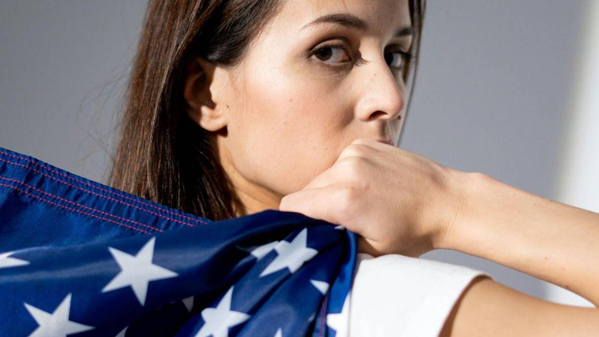 Los ciudadanos naturalizados tienen menos probabilidades de enfrentar la deportación y pueden ayudar a familiares a inmigrar a los EE UU de forma más rápida.