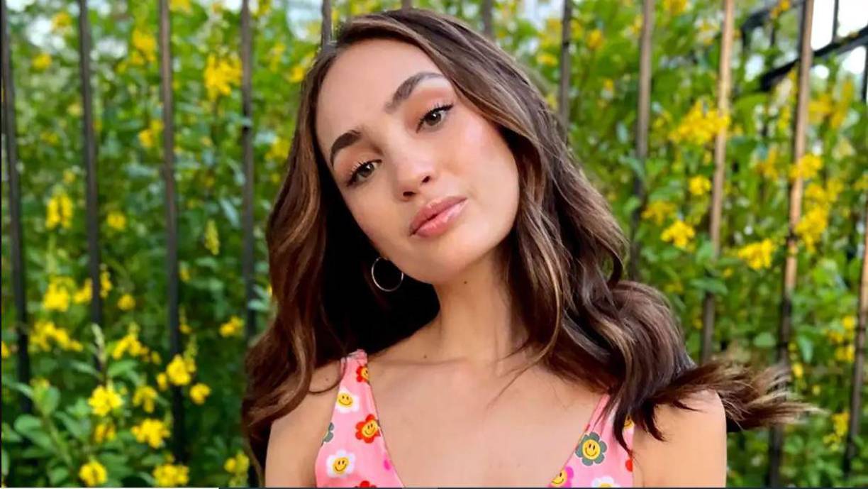 “Honestamente, no soy alguien que se tome muy en serio. Me encanta ver los memes. Me hacen reír. Me estaba riendo de mí misma cuando subí al escenario”, dijo en una entrevista con la revista People. 