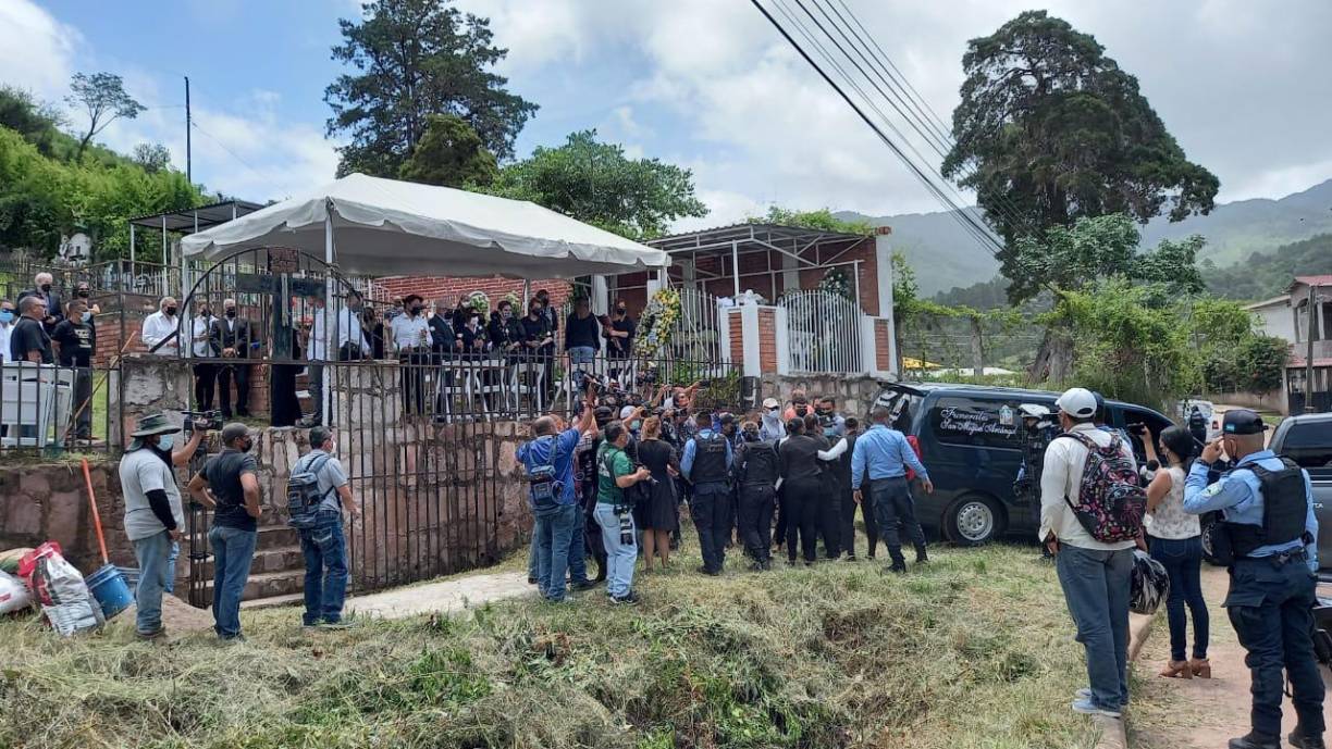 Medios de comunicación, entre otras personas allegadas a la expareja presidencial, llegaron al lugar del sepelio. 