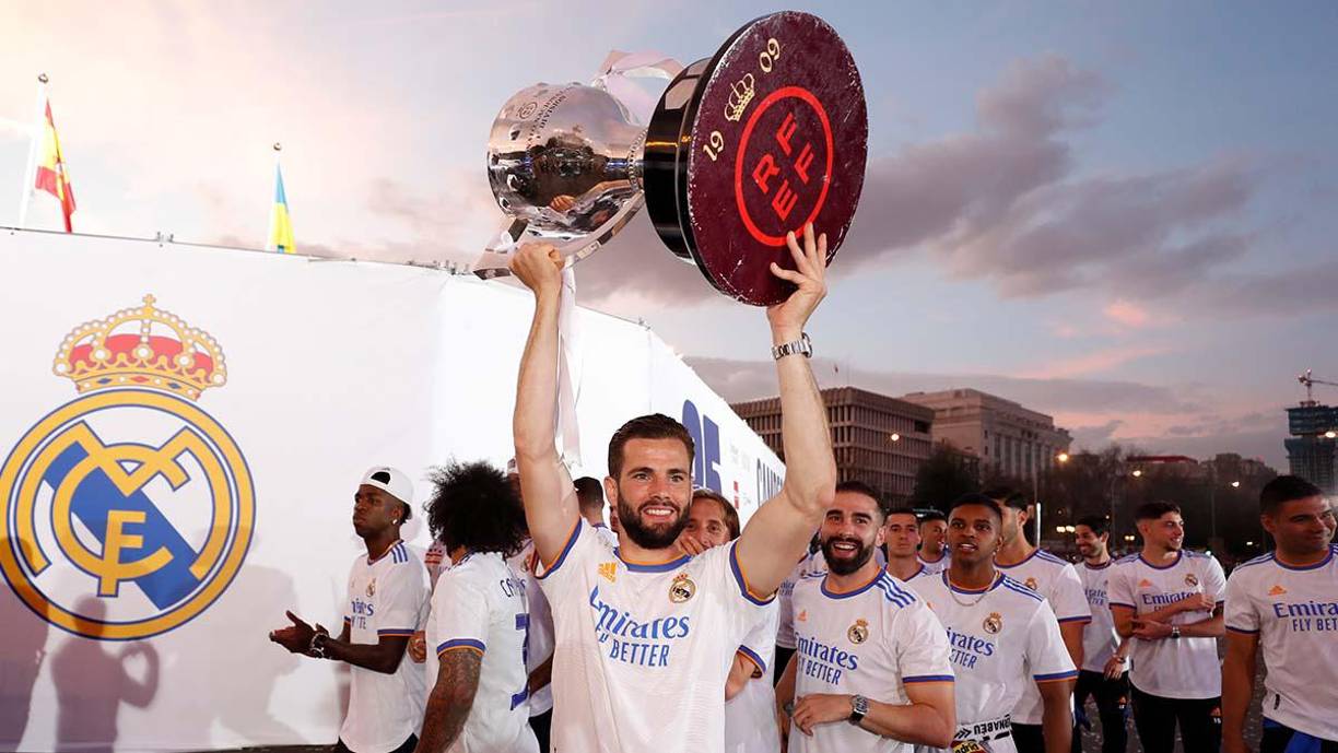 Nacho Fernández alzando al cielo de Madrid el trofeo de campeones.