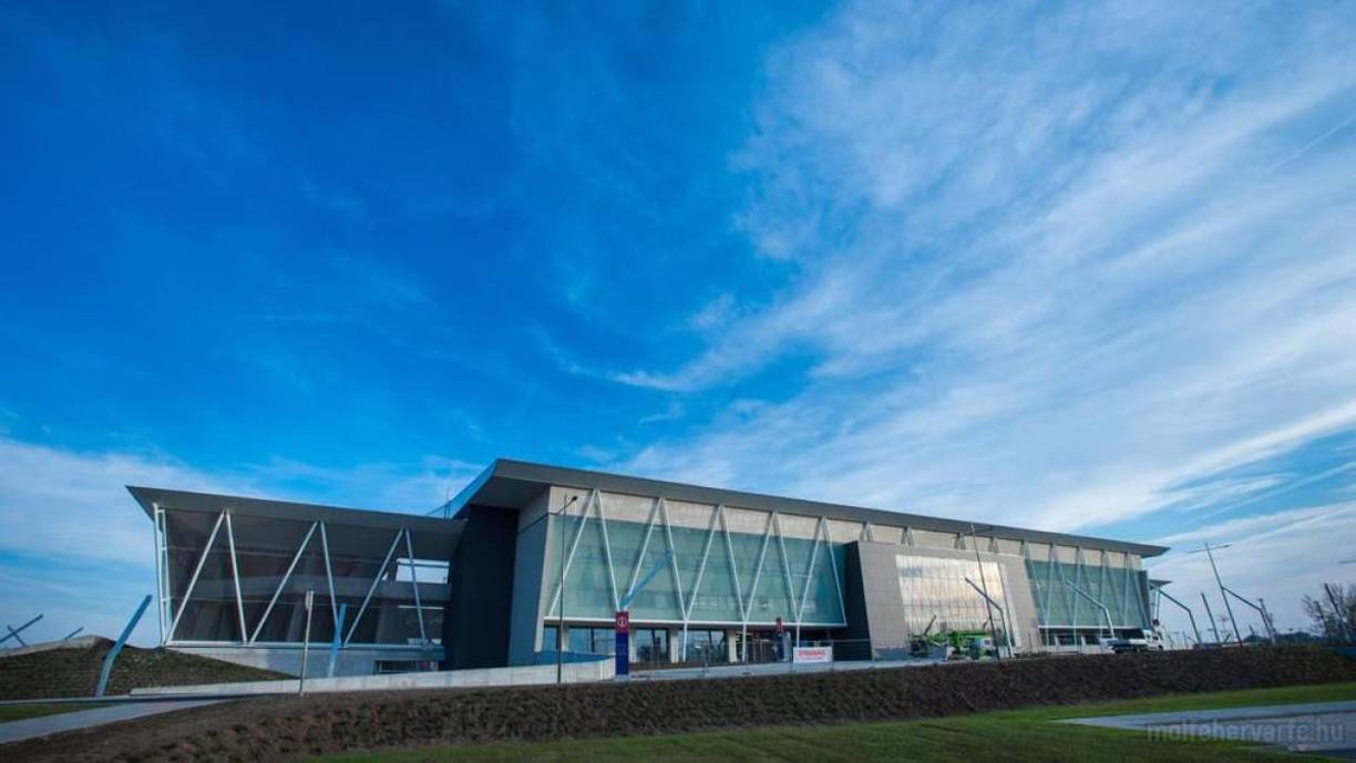 Se construyó en el lugar del antiguo estadio de Fehervar, que no cumplía con los estándares modernos. La demolición del viejo recinto comenzó en diciembre de 2015.