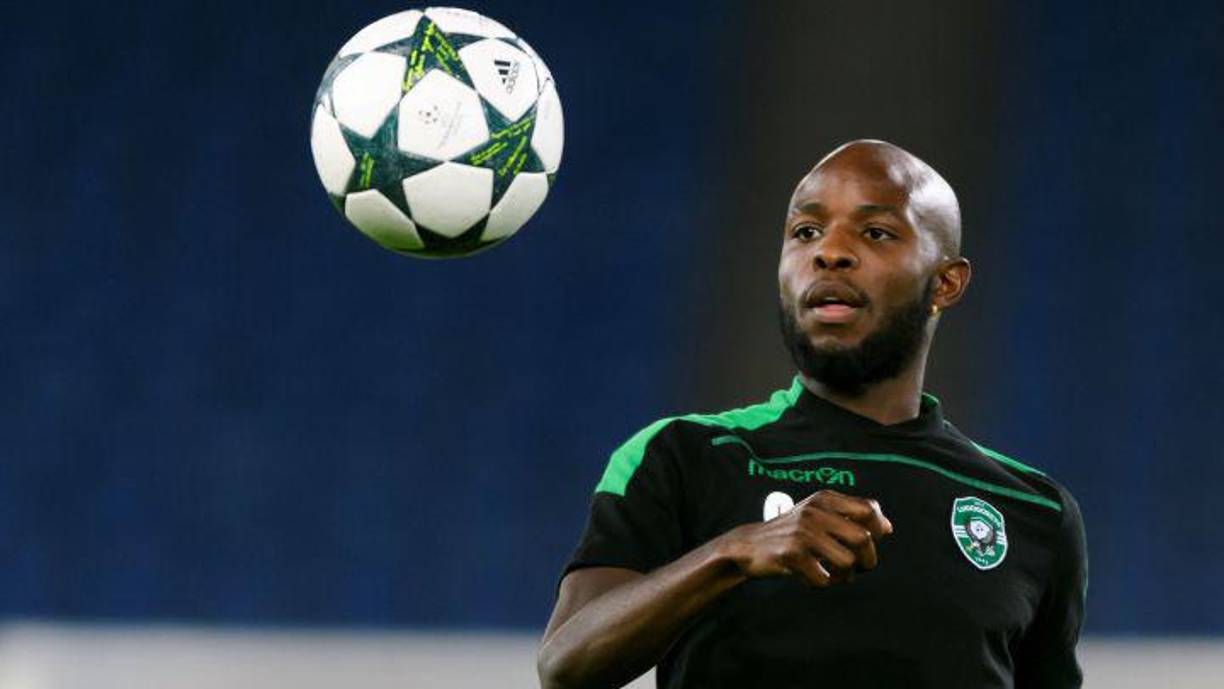 Jody Lukoki ha fallecido tras sufrir un paro cardíaco. El ex jugador del Ajax e internacional con la República del Congo fue golpeado por parte de su familia y las consecuencias fatales que sufrió acabó costándole la vida al jugador de 29 años.