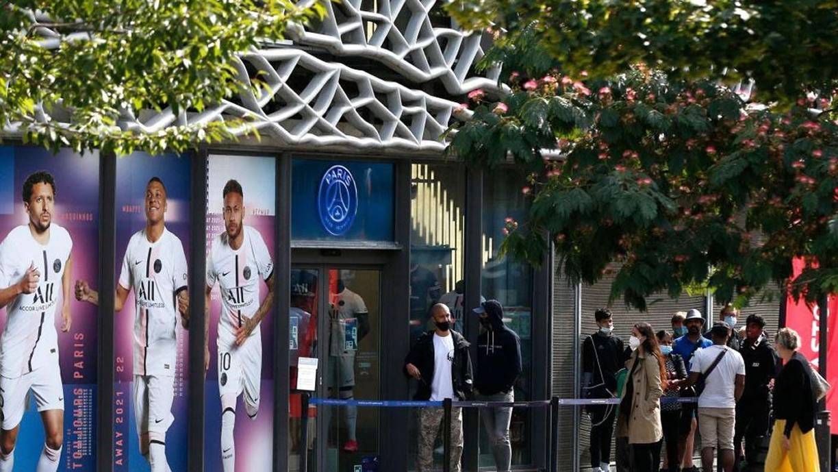 “No hay rastro de él”, comentaba la periodista incrédula al tratarse de un futbolista que aún tiene vínculo con PSG y es además uno de los mejores futbolistas de todos los tiempos que hasta hace no mucho tiempo copaba toda la tienda con sus camisas con la dorsal 30. “Ni siquiera tiene un mínimo lugar”, señala el informe.