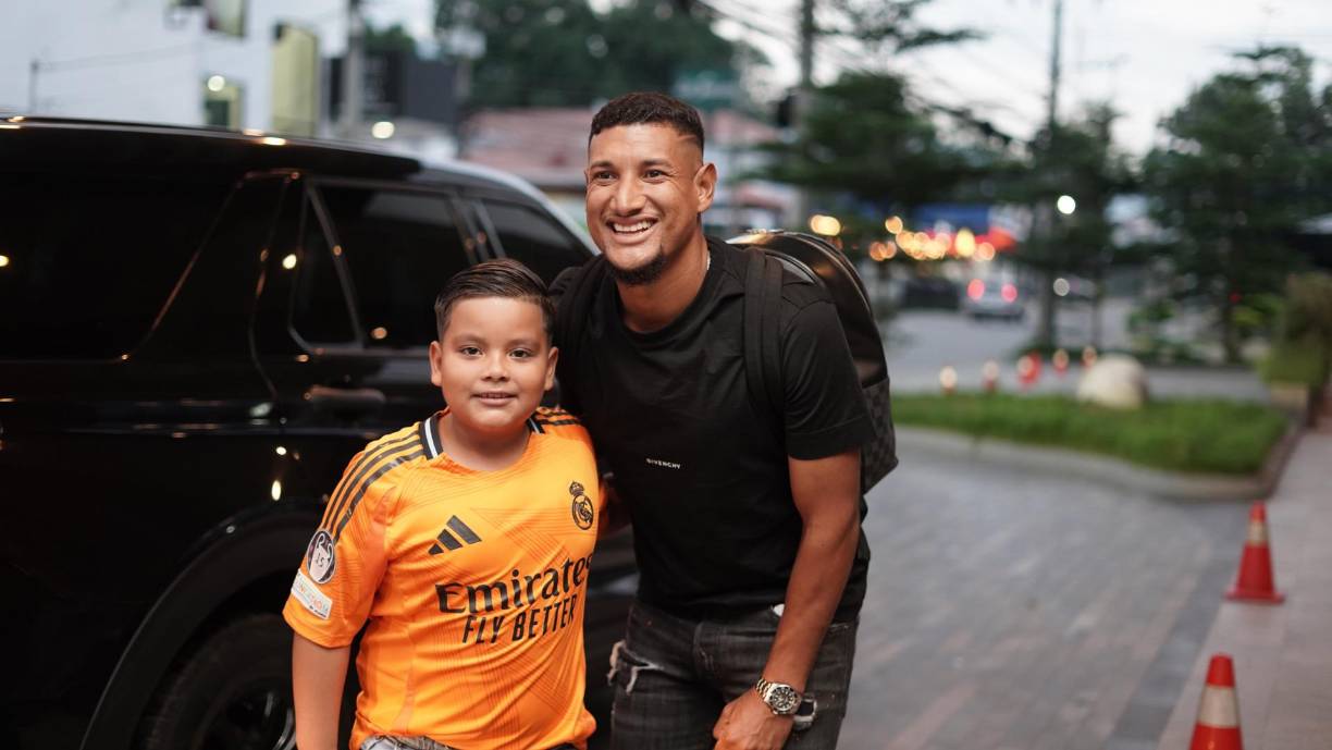 Y compartió con este niño aficionado del Real Madrid que esperó a los seleccionados a su llegada al hotel.