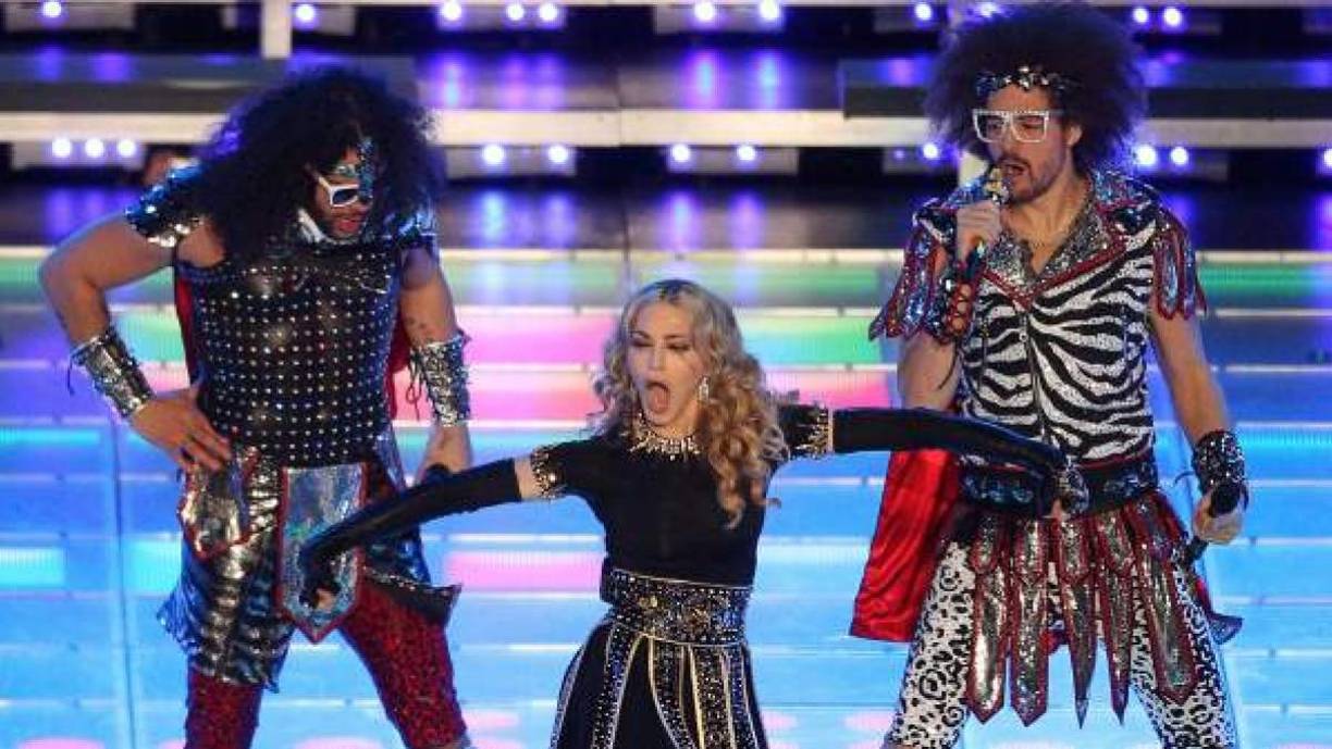 La cantante interpretó sus grandes éxitos, Vogue, Music, entre otros. Como artistas invitados tuvo a los bailarines de Cirque du Soleil, los cantantes LMFAO, M.I.A, Nicki Minaj, con Cee Lo Green entonó ‘Open your heart’ y ‘Express yourself’.