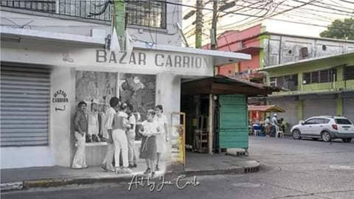 Aquí nació tiendas Carrion, en la esquina de la avenida San isidro. Se ve a Vicente Carrión de pantalon blanco y camisa gris afuera, invitando a los clientes a entrar a comprar.