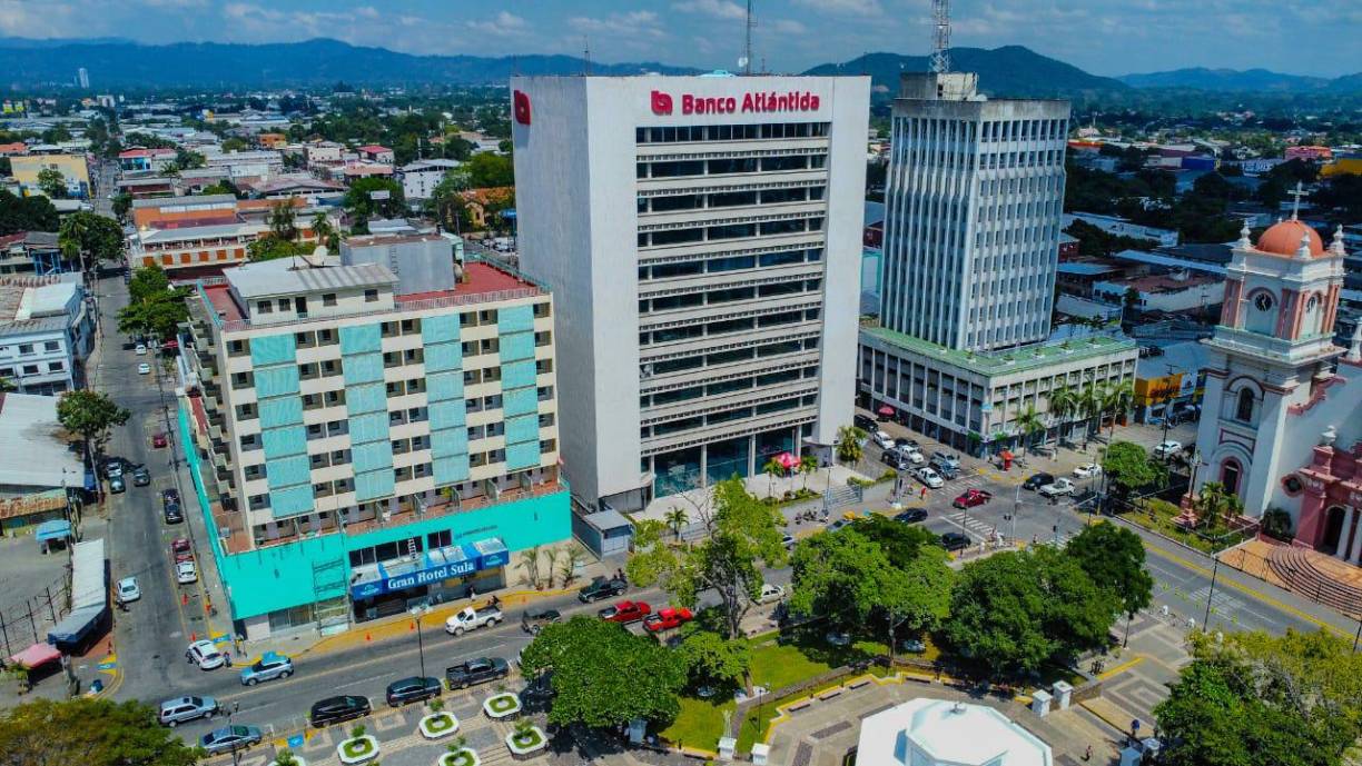 Recientemente los sampedranos se han preguntado si este imponente edificio de nueve niveles ya se vendió, sin embargo, esto no ha sido posible. 