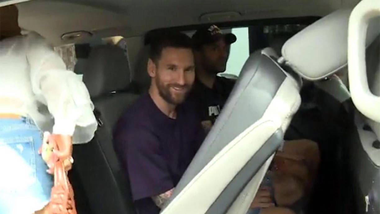 Lionel Messi llegó acompañado por el también futbolista Cesc Fábregas, con quien fue compañero en el FC Barcelona, al igual que Jordi Alba.