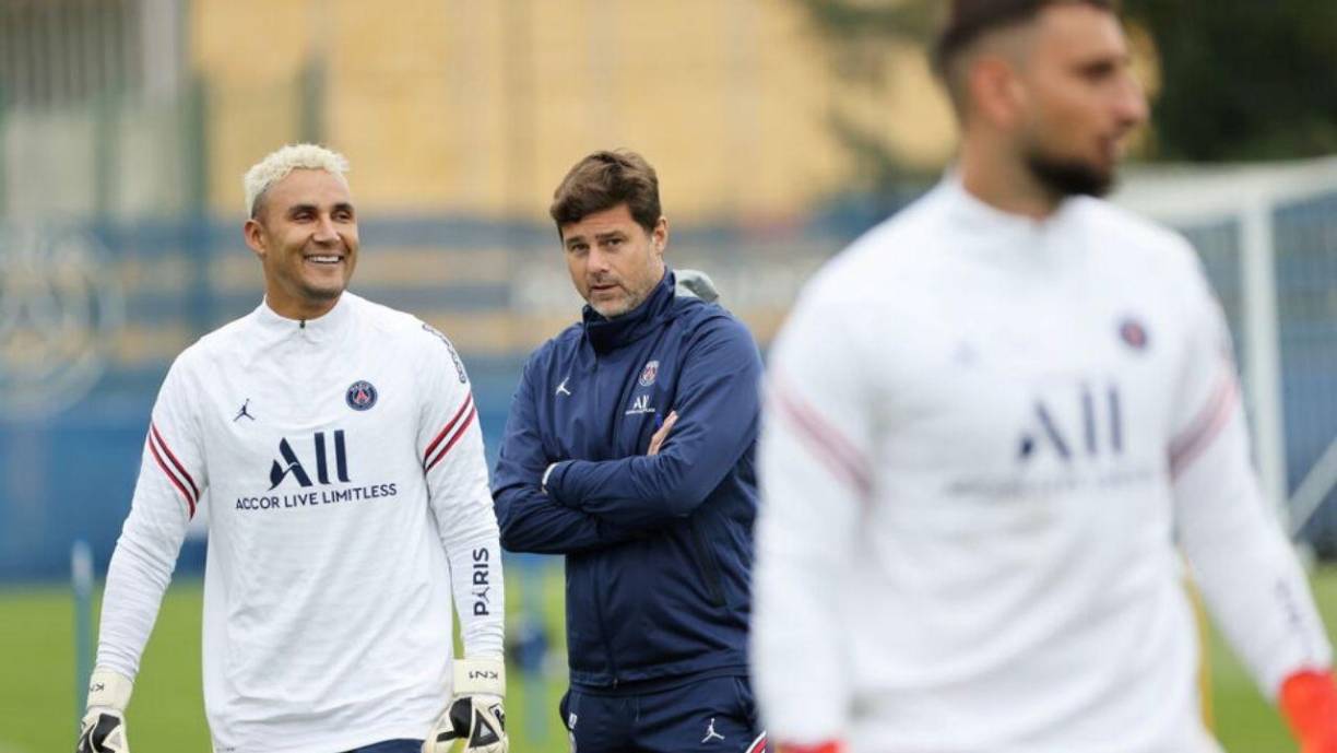 Todo empieza en la portería, donde es uno los primeros puntos de fricción esta temporada en el equipo. Mauricio Pochettino estaba contento con el rendimiento de Keylor Navas y no reclamó en ningún momento la llegada de Gianluigi Donarumma. El italiano arribó a la capital francesa con la Eurocopa bajo el brazo y como uno de los fichajes más importantes de la temporada y poco a poco fue ganando terreno en la carrera por el arco.