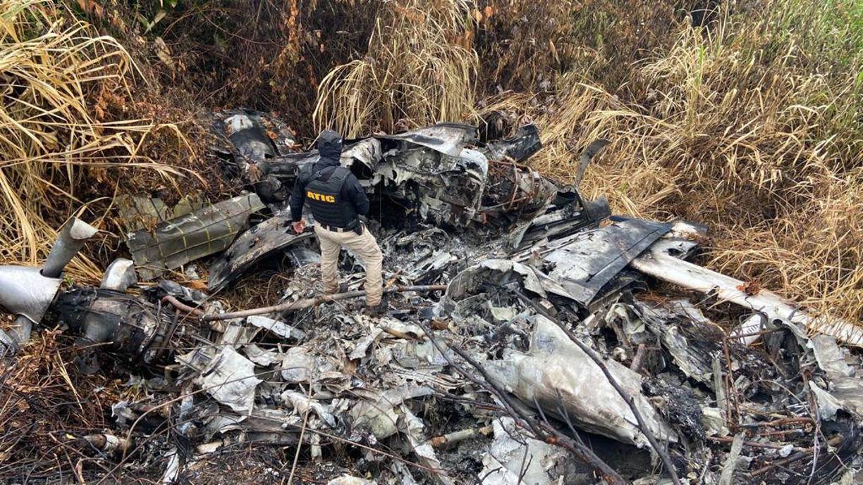 Primero vamos a contar cómo operan los narcotraficantes en La Mosquitia: en algunas operaciones logran recepcionar de 600 a 1,500 kilos de cocaína y luego borran cualquier indicio quemando las avionetas tras descargar la droga. Las pistas clandestinas se ubican sobre todo en las zonas de Brus Laguna, Irlaya, Las Marías, la comunidad de Evans, Llanos de Warunta y otras zonas de Gracias a Dios.