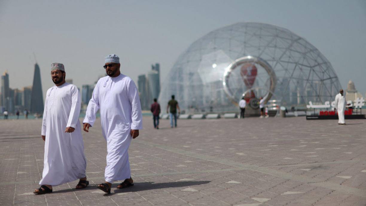 Para poder acceder a cualquier lugar, será necesario que cualquier persona cubra sus hombros y rodillas. En el caso de las mujeres, se les prohíbe utilizar vestimentas que dejen al descubierto algo más que sus hombros.