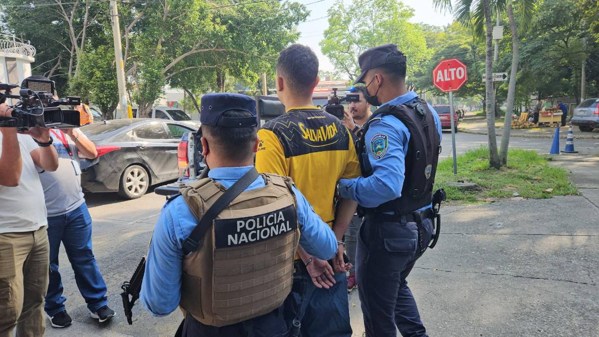 Alias “Pecho” fue remitido a la Fiscalía correspondiente para enfrentar cargos por porte ilegal de arma de fuego de uso permitido y tráfico de drogas, entre otros delitos que las autoridades puedan considerar en el transcurso de la investigación.