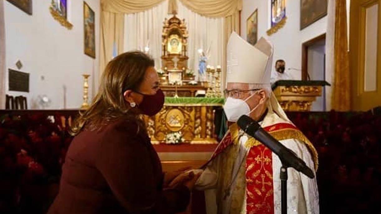 Monseñor Ángel Garachana pidió a Dios y la Virgen María sabiduría para la presidenta Xiomara Castro, quien recibió la bendición junto a su familia en la Ermita de Suyapa. 