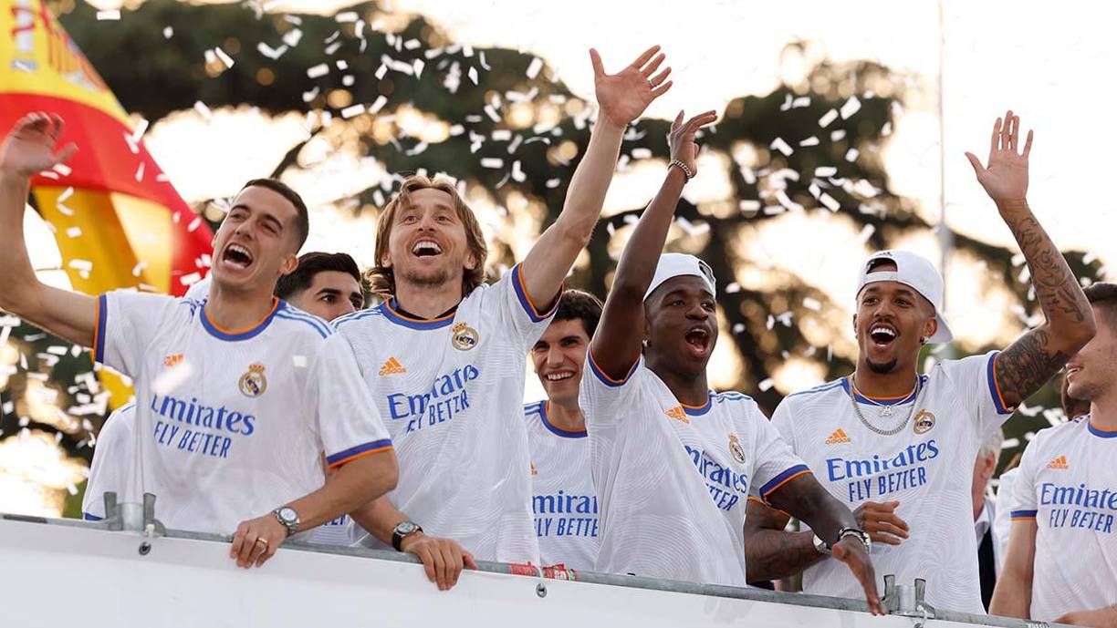 Veteranos, un nutrido grupo ya habituados a acudir a estas celebraciones, y novatos en estas lides, como David Alaba, Rodrygo, Militao, Camavinga o Vinicius, entre otros lo gozaron al máximo.