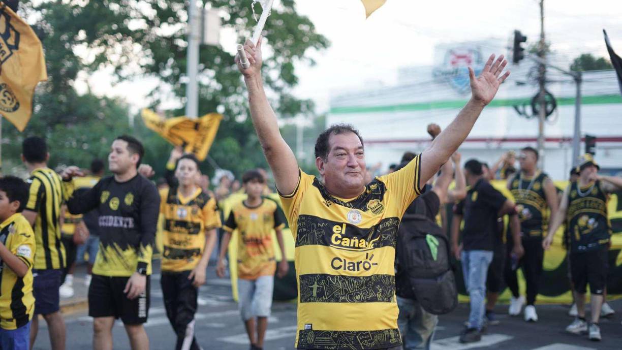 La afición de Real España llegó eufórica para vivir el primer partido en el renovado recinto sampedrano. 