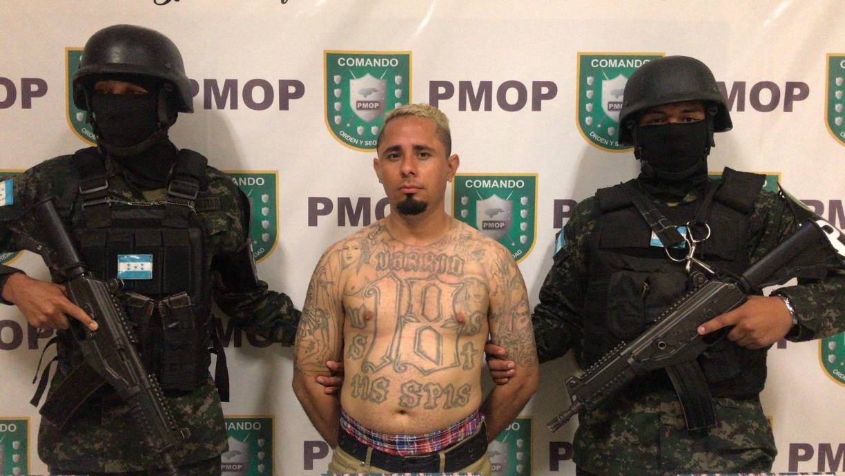 Al momento de su captura, al “Timer” le decomisaron tres paquetes envueltos con cinta adhesiva transparente, continiendo en su hierba seca supuesta marihuana, diez bolsitas plásticas transparente conteniendo en su interior hierba seca (supuesta marihuana). Además 30 envoltorios de papel periódico conteniendo en su interior hierva seca supuesta marihuana.