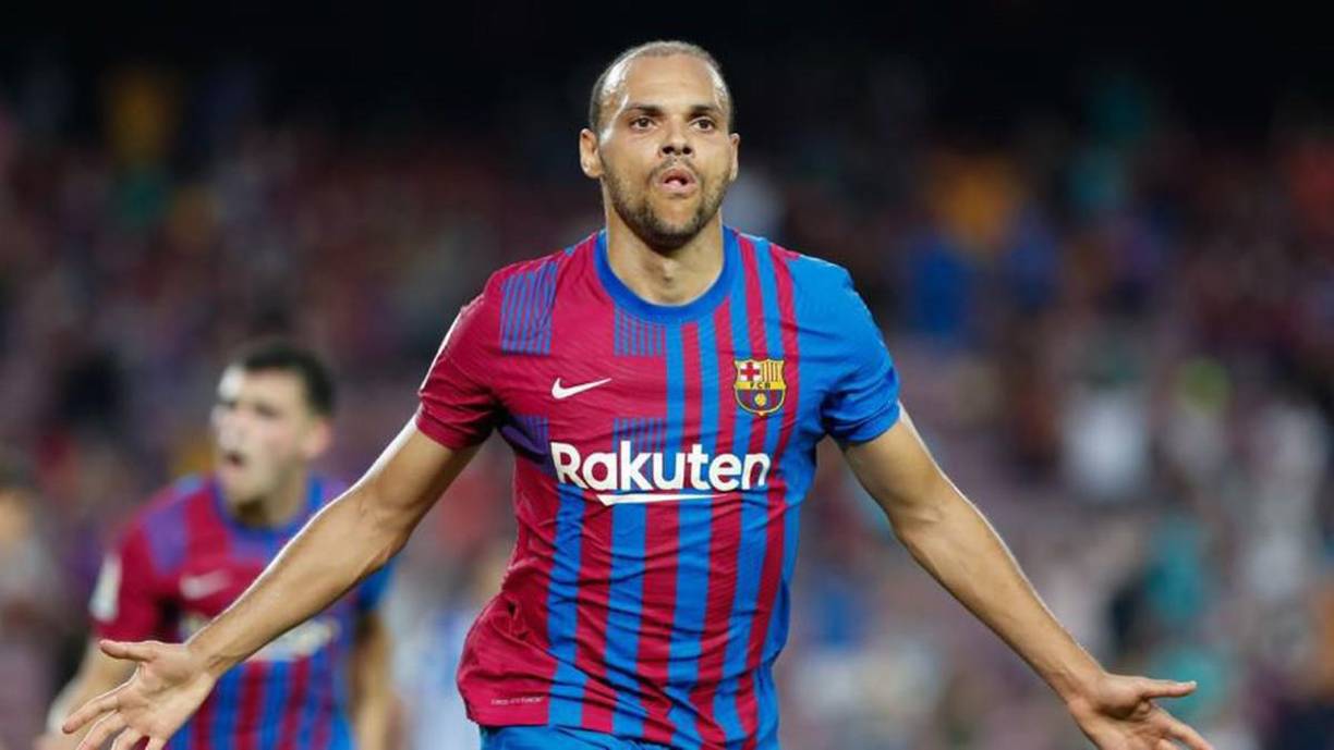 Martin Braithwaite - El delantero danés no se ha ganado un lugar en el equipo de Xavi Hernández y saldría del Barcelona. Actualmente se recupera de una lesión femoropatelar en la rodilla izquierda que le obligó a pasar por el quirófano a mediados de septiembre con una previsión de cuatro meses de recuperación.