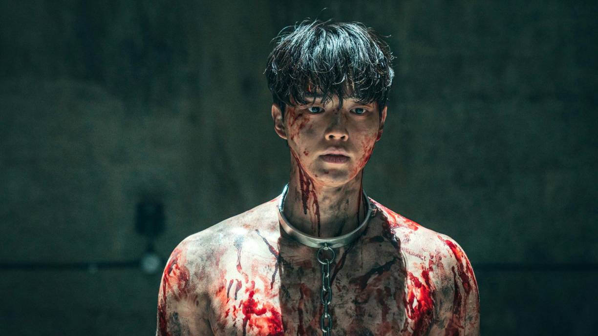 Sweet Home es una serie de suspenso y terror basada en un popular webtoon del mismo nombre de Kim Kan-bi y Hwang Young-chan. La serie gira en torno a un grupo de residentes de un complejo de apartamentos que deben unirse para sobrevivir cuando criaturas monstruosas comienzan a amenazar a la humanidad. Son Kang en esta serie mostró su versatilidad como actor, divergiendo significativamente de sus papeles románticos anteriores.