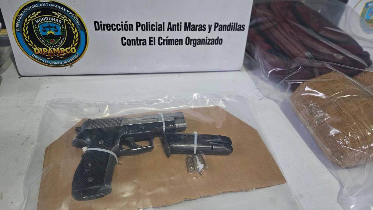Durante el operativo, las autoridades incautaron un arma de fuego, cinco paquetes de marihuana, envoltorios de supuesta cocaína, mochilas y teléfonos celulares. 