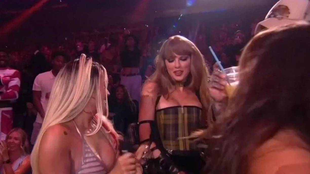 “Se sacó de contexto la letra de una canción con la que buscaba celebrar la unión entre los artistas y poner a bailar a mi gente (...) ninguna de las cosas dichas en la canción tienen la dirección que le han dado, ni se dijo desde esa perspectiva, pero escucho, me hago responsable y me doy cuenta de que todavía tengo mucho por aprender. Me siento muy afectada y me disculpo de corazón”, dijo Karol en un texto difundido en sus historias de Instagram.