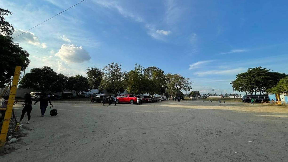 En las afueras del estadio Olímpico Metropolitano hubo poco ambiente previo al inicio del partido. La afición del Motagua no llenó el coloso.