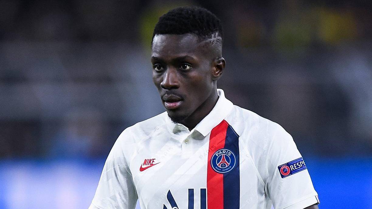 Alterar una cuarentena. El 1 de agosto, el PSG perdió la Supercopa francesa vs Lille en Israel. En aquel viaje, Idrissa Gana Gueye dio positivo y no quería vacunarse por motivos religiosos. Luego se vacunó. Según L’Équipe, altas esferas del club parisino evitaron que hiciera cuarentena de 10 días en ese país como ordena la ley y estuvo solo 3 días.