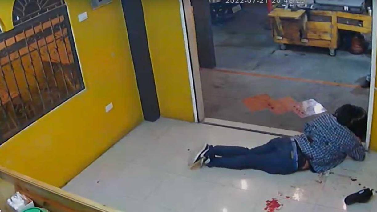  El supuesto asalanten queda en el suelo e intenta levantarse pero no puede.