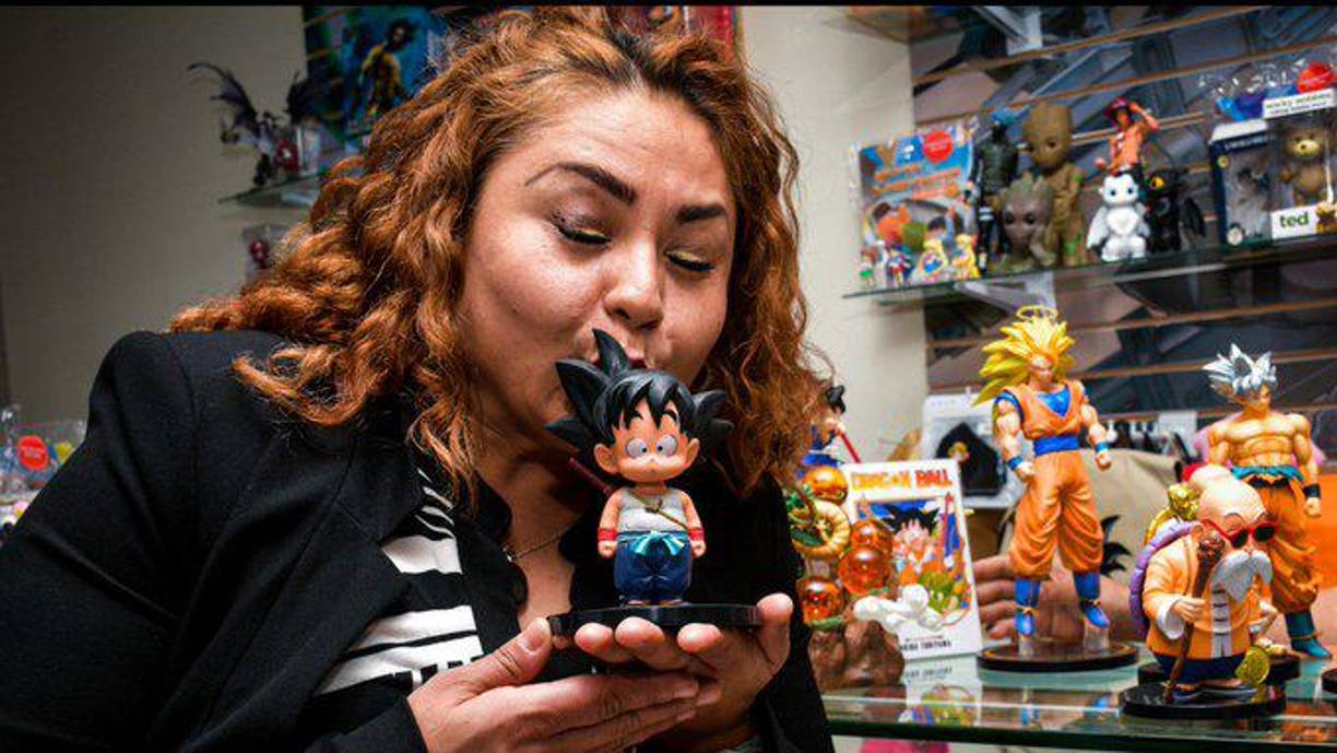 Laura Torres le dio su voz a Gokú cuando era niño. Ella además dobla la voz de Gohan niño y Goten niño. 