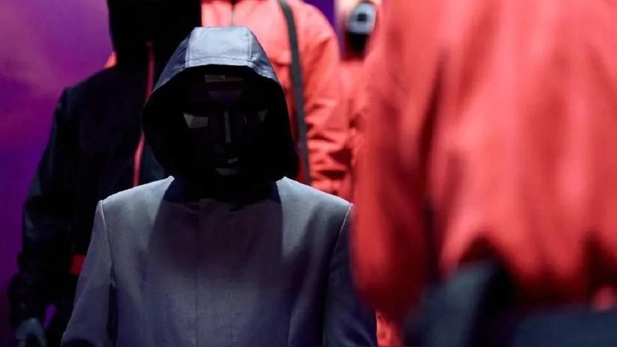 “El juego del Calamar” no solo ha sido un éxito de audiencia, sino también de crítica. La serie ganó varios premios, incluyendo un Emmy para su creador, Hwang Dong-hyuk. La segunda temporada ya ha sido nominada a los Globos de Oro 2025, lo que aumenta la expectativa y el entusiasmo entre los fans.