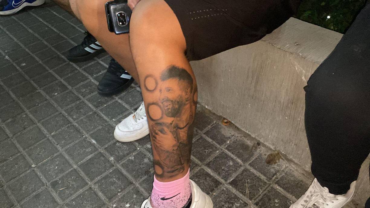 ¡Una locura! Así luce el tatuaje del aficionado que se hizo presente en el hotel a unas horas de la llegada de Messi. 