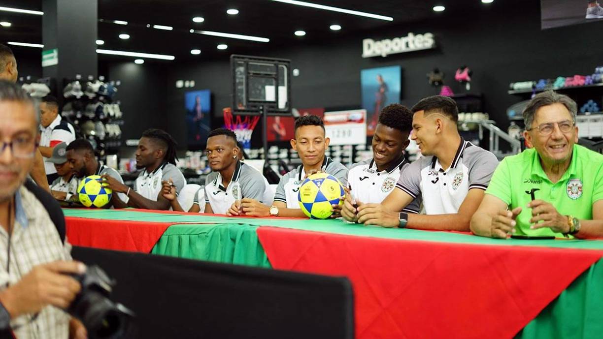 Los jugadores del Marathón se mostraron felices de compartir con los hinchas del equipo.