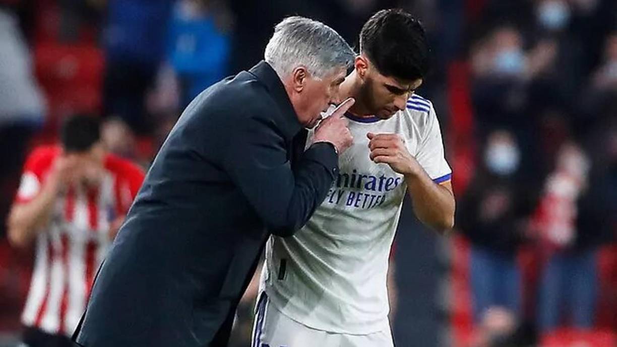 Carlo Ancelotti, sigue pendiente de la decisión final de Marco Asensio, con la posibilidad de marcharse del club blanco en los últimos días de mercado si acepta alguna de las propuestas que tiene sobre la mesa, y cerró la puerta a la posible llegada de un delantero. “No sé nada nuevo de Asensio, está valorando su situación. El día de 2 de septiembre todo estará aclarado. Si se queda, va a ser un jugador importante de nuestra plantilla; si se va tenemos que escucharlo. Si Marco sale, no vamos a fichar a nadie porque no lo necesitamos”, dijo el entrenador del Real Madrid.