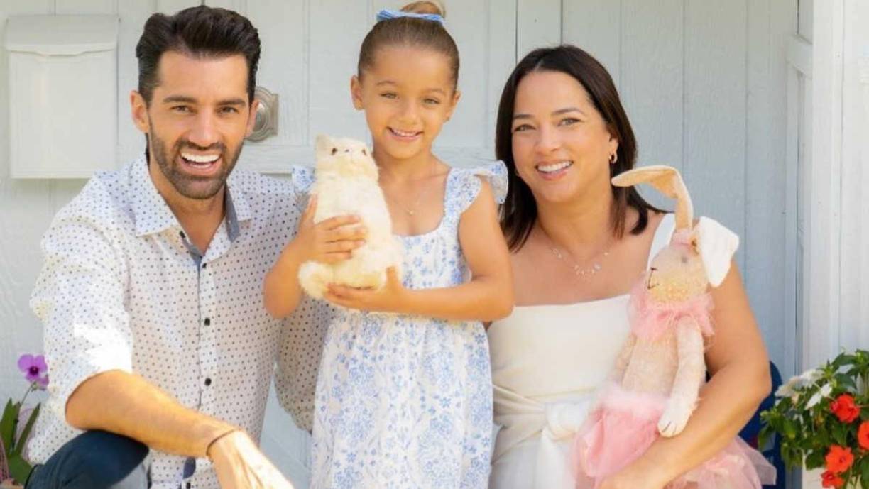 “Yo creo que Alaïa lo va a pedir en algún momento. Su momento, su privacidad, su cosita... Alguna vez lo ha hecho cuando yo he ido a casa que a lo mejor Adamari ha estado de viaje. Yo voy a casa y duermo en casa, pero duermo en el cuarto de Alaïa con ella. Pero ha sido siempre en medio. Y yo sé que eso fue una cosa más de las cosas que a uno pues lo va separando. Sí, porque si tú quieres intimidad, buscas cualquier otro momento o lugar que tampoco a lo mejor es propio y es tan ideal para intimar”, explicó Toni Costa.