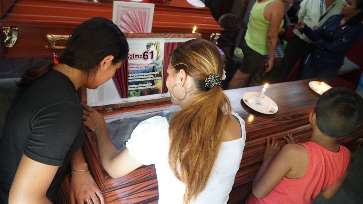 Familiares y conocidos llegaron a la vivienda, donde este domingo se realiza el velatorio, y mostraron su pesar por el trágico desenlace de los ahora fallecidos. 