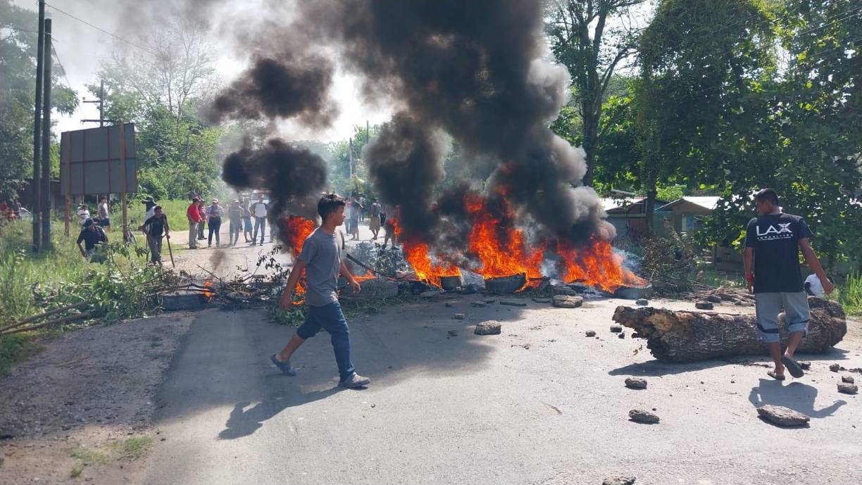 Los abonados piden una respuesta o evidencias de que están trabajando en restablecer el servicio de energía.