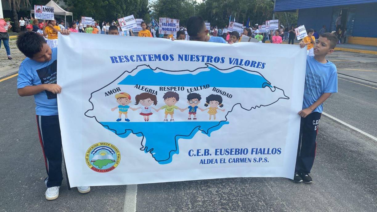 Desde horas tempranas, los jovencitos de esta institución insigne de San Pedro Sula se apostaron en la primera calle del centro de San Pedro Sula para cumplirle a la patria en su 202 aniversario de Independencia.
