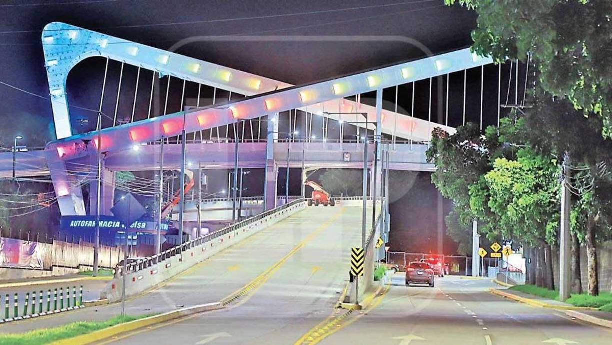 Este es un imponente puente elevado en el sector noroeste de San Pedro Sula.Se encuentra iluminado con luces de colores de tecnología led que durante la noche realizan diferentes combinaciones, una característica que encanta a los conductores.Sobre la obra se erigen dos enromes vigas de hierro que agregan un toque de modernidad e innovación arquitectónica.