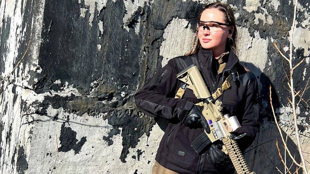 La belleza ucraniana publicó imágenes en su cuenta de Instagram que la muestran vestida con atuendo militar y sujetando un rifle.