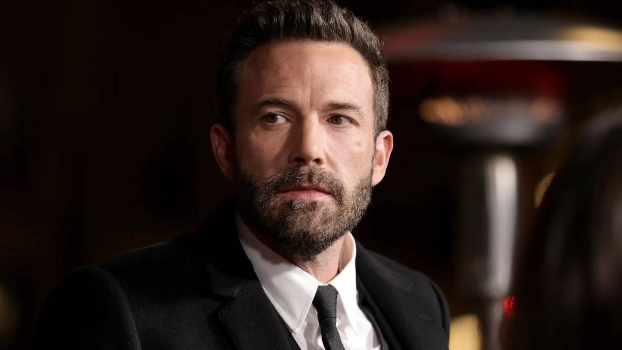 Una de las últimas estrellas de Hollywood que han visto su hogar en peligro por el fuego es el actor Ben Affleck, quien adquirió en 2022 una mansión en Pacific Palisades. La casa ahora amenazada por las llamas, de estilo francés, está valorada en más de 20 millones de dólares. Según el periódico Daily Mail, Affleck, que se ha refugiado en casa de su exmujer Jennifer Garner, se quedó “absorto” por el avance del fuego cerca de su propiedad.