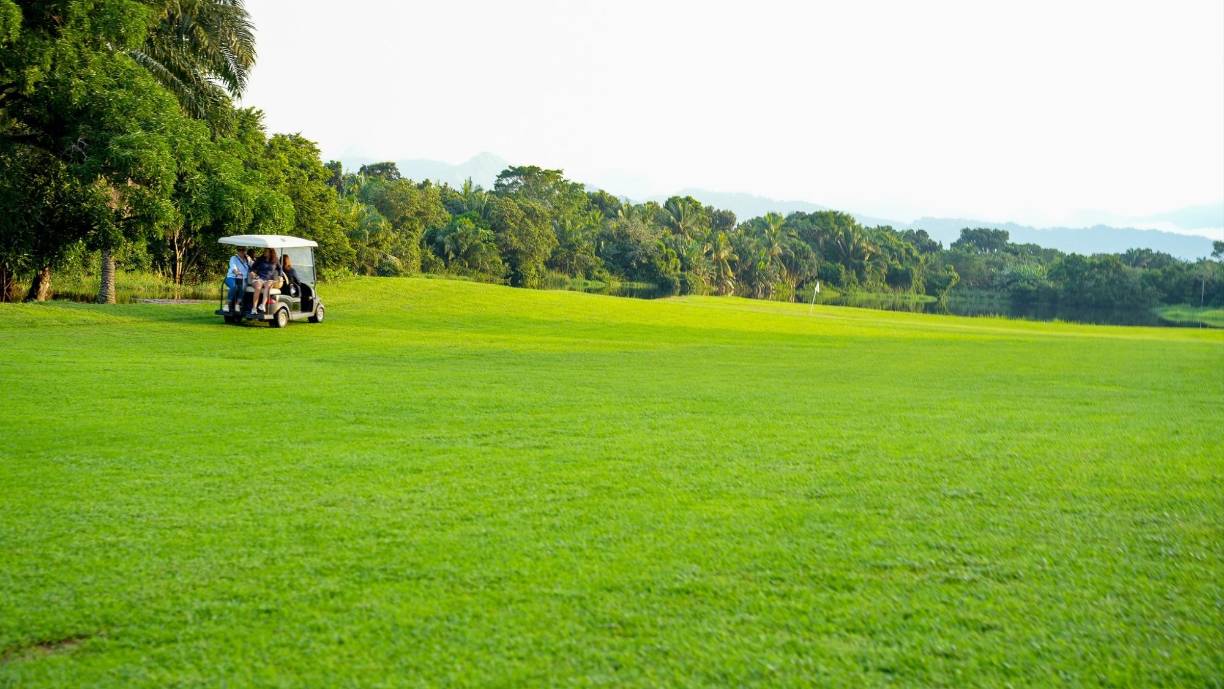  Indura Beach &amp; Golf Resort es una las opciones que puede encontrar en el Litoral Caribe. Este lugar cuenta con uno de los mejores campos de golf de Latinoamérica, ofrece hospedaje en cabañas de lujo y actividades de relajación y diversión en la piscina y playa, a la que hay acceso directo.