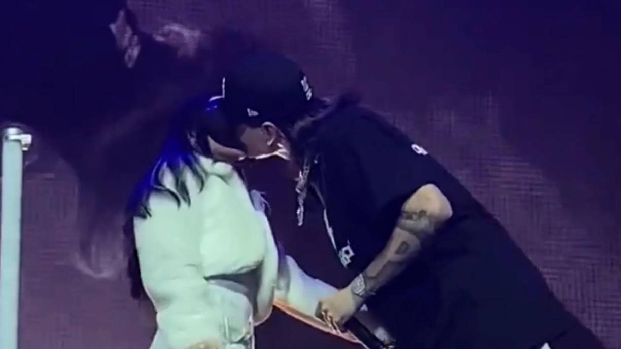 Pero fue hasta noviembre de ese año, que Nicki tuvo un concierto en Ciudad de México y mientras cantaba la canción “Por las noches”, Peso Pluma apareció en el escenario y le dio un beso frente al público y las cámaras, confirmando así su relación.