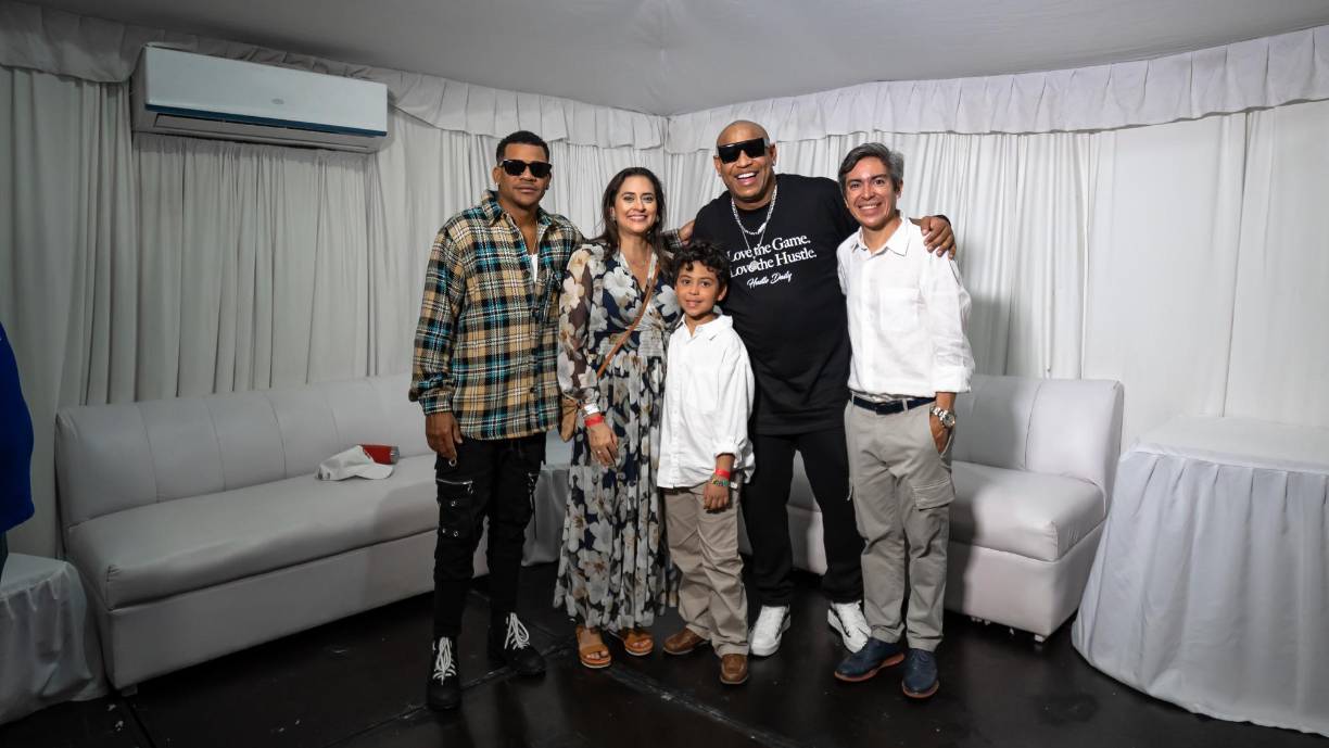 Los asistentes no se perdieron de este histórico concierto que llegó a la isla de Roatán de la mano de grandes marcas locales y la proyección de Honduras Próspera Inc. con el objetivo de seguir promoviendo la isla como uno de los mejores destinos para el turismo de playa, diversión y entretenimiento.