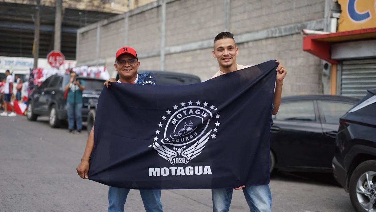 Algunos fanáticos llegaron con la bandera del Motagua.