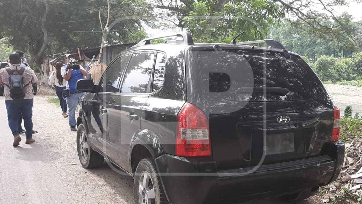 Esta camioneta fue encontrada en El Limonar, se presume que era conducida por los sicarios que mataron a dos hombres en el taller. 