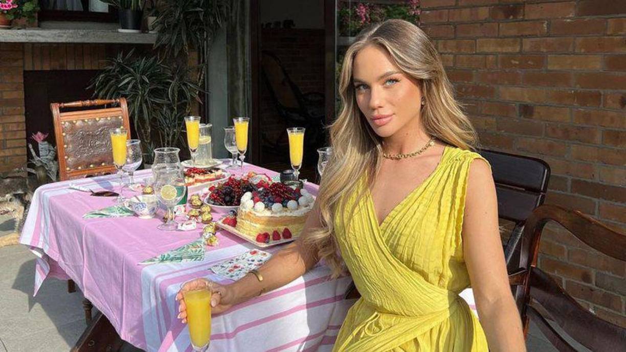 La influencer polaca, que reside en Manchester, dijo que había acumulado deudas de £16,000 y accedió a realizar el viaje a cambio de recibir £18,000, según medios locales.