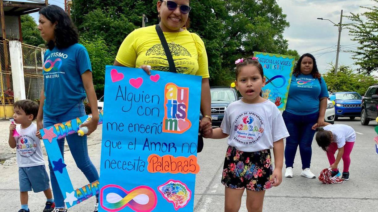 5) Es común que las personas con autismo realicen movimientos repetitivos o tengan rutinas estrictas. Estos comportamientos pueden ser una forma de manejar la ansiedad o el estrés.