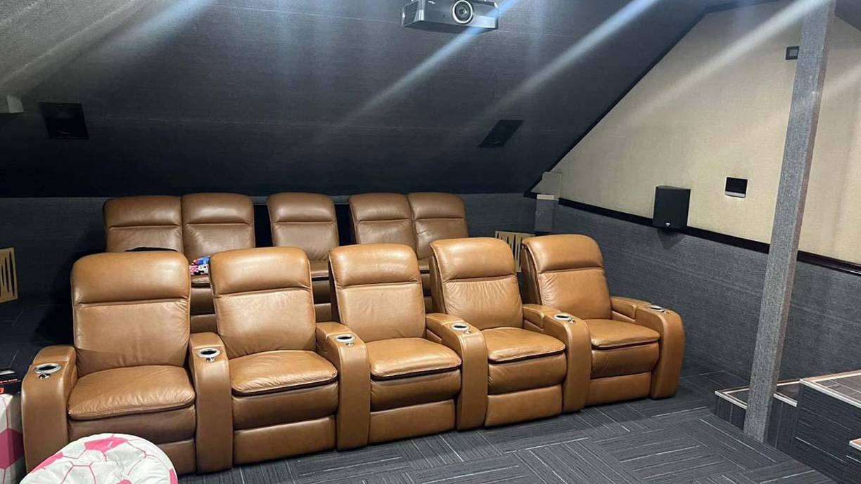  La sala de cine tiene diez sillas cómodas y ergonómicas con su respectivo sistema de audio. 