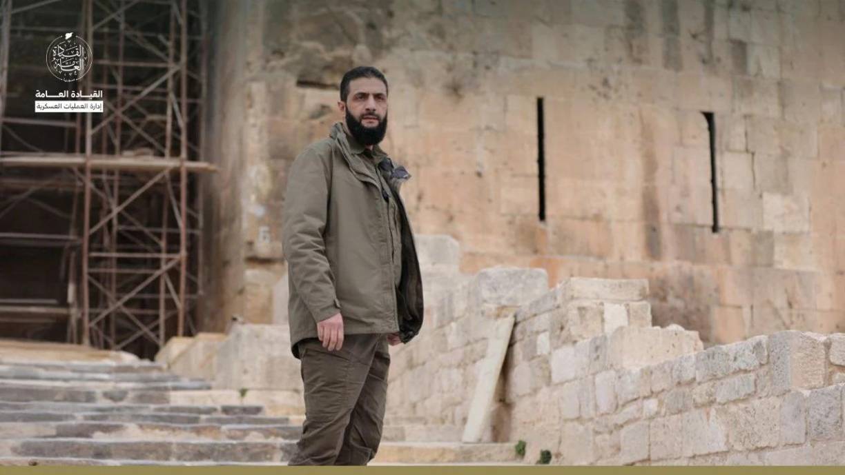 Nacido en Riad en 1982 pero de origen sirio, dado que su padre trabajaba como ingeniero de petróleo en Arabia Saudí, regresó a Siria en 1989, donde creció en el acomodado barrio damasceno de Mezzeh, un ambiente en el que el mismo aseguró que no le “empujaba” hacia el islamismo.